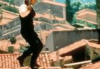Olivier Martinez balanciert als Husar über die Dächer