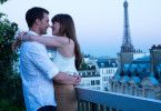 Christian (Jamie Dornan) und Ana (Dakota Johnson) haben tatsächlich geheiratet und reisen für die Flitterwochen nach Europa.