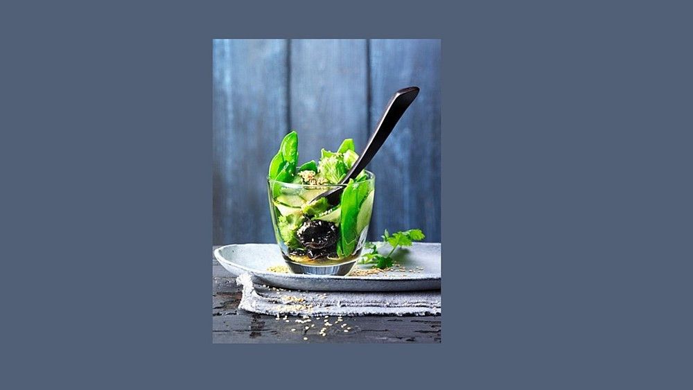 Asiatischer Zuckerschotensalat mit Sesam und Trockenpflaumen