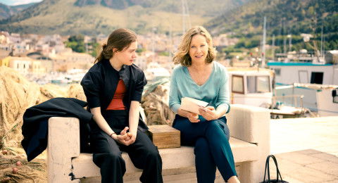 Edda (Ann-Kathrin Kramer) und ihre Tochter Poppy (Hannah Schiller) sitzen am Meer.