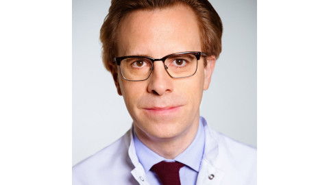 Professor Dr. med. Markus Krämer schaut in die Kamera.