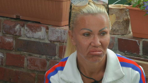 Ginger Costello-Wollersheim spricht im "Sommerhaus der Stars" offen über ihre zahlreichen Beauty-Eingriffe. Auch ihre Angst vor dem Altern macht sie dabei zum Thema.