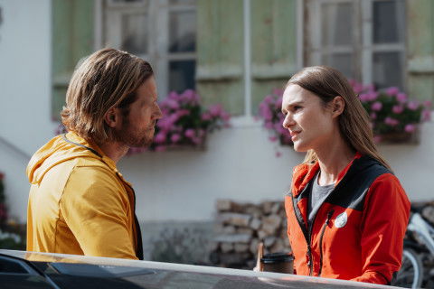 Markus Kofler (Sebastian Ströbel) und Nina Reuther (Josephin Busch) kommen sich in Staffel 18 von "Die Bergretter" wieder näher – doch zwischen den beiden bleibt es kompliziert.