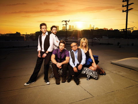 (5. Staffel) - It's Always Sunny in Philadelphia: Frank (Danny DeVito, 2.v.r.), Dee (Kaitlin Olson, r.), Dennis (Glenn Howerton, l.), Charlie (Charlie Day, 2.v.l.) und Mac (Rob McElhenney, M.) ...