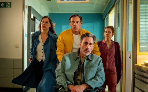 Hanne (Sandrine Mittelstädt, links) ist in großer Sorge um ihren kranken Mann Jens Möller (Alexander Schubert, vorne). Können Dr. Neiss (Patrick Kalupa) und Charlie (Josefine Preuß) ihm helfen? 