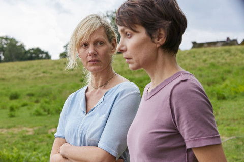 Aaron, der 12-jährige Sohn von Sophie (Julia Koschitz, rechts) ist verschwunden. Mit ihren Männern und drei Kindern leben sie und Inga (Anna Schudt) wie eine Familie auf einem Hof im Wendland. Der ZDF-Film "Das verschwundene Kind" entstand nach Motiven des Romans "Unter Wasser Nacht" von Kristina Hauff.