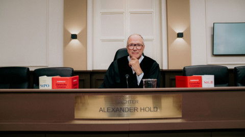 Zurück im TV-Rampenlicht: Der Fernsehrichter Alexander Hold übernimmt auf dem Vorabend-Sendeplatz wieder die Sitzungsleitung.