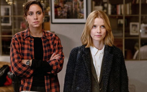 Spannendes Finale: Die energisch-emotionale Mila Sahin (Almila Bagriacik, links) und die eher steife Kriminalpsychologin Elli Krieger (Karoline Schuch) kommen in Teil der doppelten Kiel-Folge "Tatort: Unter Freunden / Unter Feinden" nun so richtig zusammen. 