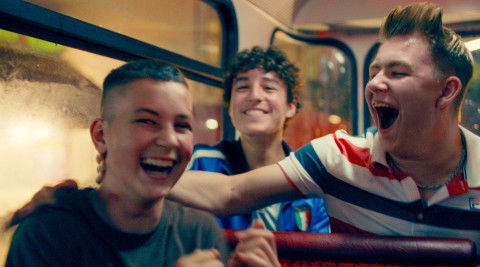 Drei Freunde, die durch dick und dünn gehen (von links): Lukas (Levy Rico Arcos), Gino (Rafael Luis Klein-Heßling) und Julius (Vincent Wiemer) schlagen sich in Berlin-Neukölln durch das Abenteuer Leben.