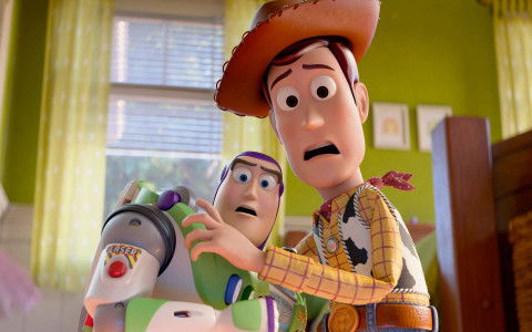Buzz Lightyear (links) und Cowboy Woody sehen sich in "Toy Story 5" einer furchteinflößenden Bedrohung ausgesetzt: moderne Technik im Kinderzimmer.