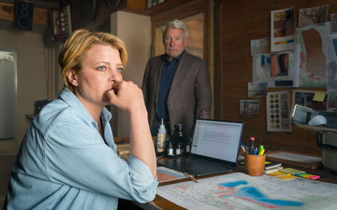 Im ZDF-Film "Neues Land" spielt Jördis Triebel eine Geologin, die entgegen dem Willen ihres Vaters, dem Bürgermeister Walter Sedlitz (Jörg Schüttauf), Wasserproben aus einem gefluteten Restloch nimmt. 