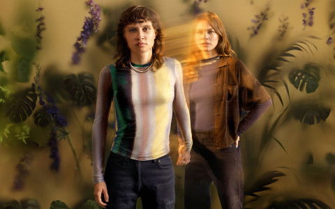 Emilia (Luna Jordan, links) würde in der Serie "Wake up" alles dafür tun, um ihre ältere Schwester Clara (Alicia von Rittberg) aus dem Koma zurück ins Leben zu holen. 