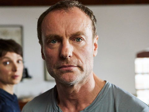 Thies (Mark Waschke) und Sophie (Julia Koschitz) sind stark beunruhigt, weil ihr zwölfjähriger Sohn nicht nach Hause kommt. Der Junge ist schwierig, eckt mit seinen Gewaltausbrüchen immer wieder an. Ist der Junge in der Elbe ertrunken? Oder wurde ihm Gewalt angetan?