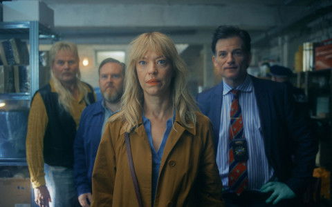 Wandas Mutter Carlotta (Heike Makatsch), deren Bruder Rüdiger (Devid Striesow, links) und Ehemann Dedo (Axel Stein, zweiter von links) sind von Wandas Unschuld überzeugt. Kommissar Schmidt (Torben Liebrecht) dagegen stellt sich quer.