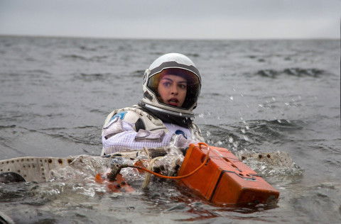 Dr. Amelia Brand (Anne Hathaway) will die Menschheit retten. 