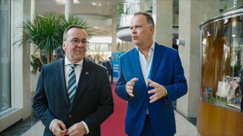 Christian Sievers (rechts) begleitet für seine Doku auch Verteidigungsminister Boris Pistorius, unter anderem zum NATO-Gipfel in Ankara.
