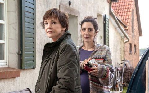 Im 28. "Usedom-Krimi" erhält Karin Lossow (Katrin Sass, links, mit Roxana Safarabadi) Besuch aus ihrer Vergangenheit. 