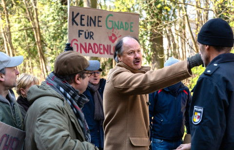 Als erste Medienberichte über den mutmaßlichen Täter die Runde machen, formiert sich ein Bürgerprotest, angeführt von Bernd Probek (Cornelius Schwalm, zweiter von rechts).