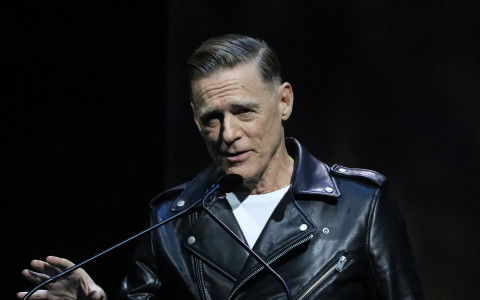 Der kanadische Sänger Bryan Adams (Bild) scheint wenig von Friedrich Merz zu halten.