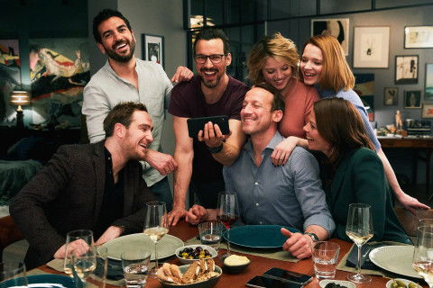 Das Lachen wird ihnen bald vergehen, von links: Simon (Frederick Lau), Leo (Elyas M'Barek), Pepe (Florian David Fitz), Rocco (Wotan Wilke Möhring), Bianca (Jella Haase), Carlotta (Karoline Herfurth) und Eva (Jessica Schwarz) treffen sich auf ein Abendessen und lassen sich auf ein verhängnisvolles Spiel ein. 
