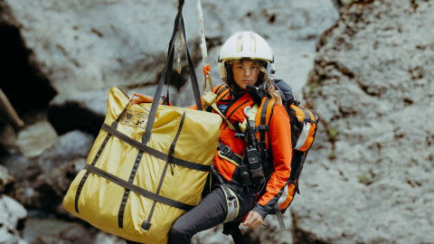 Bald klinkt sie sich aus: Luise Bähr gibt ihre Rolle als "fliegende Notärztin" Katharina Strasser in der ZDF-Serie "Die Bergretter" auf.