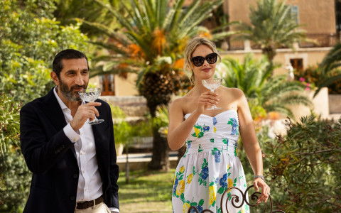 Alles könnte so schön sein, doch der Traumurlaub von Carl (Fares Fares) und Helene (Frida Gustavsson) wird immer mehr zum Albtraum. Wem können sie trauen - und können sie es einander noch?  