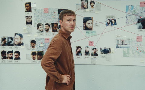 Staatsschützer Frank Laudin (Albrecht Schuch) jagt in der starken ARD-Miniserie "Breitscheidplatz 19/12" den späteren Attentäter vom Berliner Weihnachtsmarkt 2016. Tatsächlich war er den Behörden lange vorher bekannt. Die sechsteilige Miniserie verzichtet auf Thriller-Klischees und ist beklemmend realistisch.