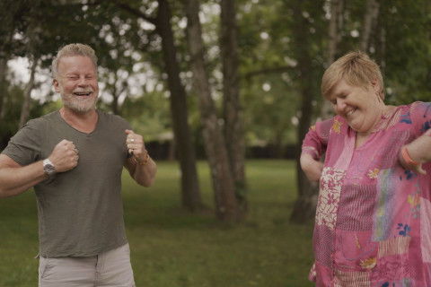 Lach dich frei mit Jenke von Wilmsdorff? In seinem "JENKE. EXPERIMENT. Gute Laune. Wie kommen wir raus aus dem Dauerfrust?" will der 61-jährige Reporter verstehen, wie uns Lachen bei der Stressbewältigung und einer gesünderen Lebensweise helfen kann. 