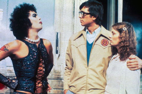 Das junge Liebespaar Brad (Barry Bostwick, Mitte) und Janet (Susan Sarandon) flüchten sich während eines Unwetters ins Anwesen des exzentrischen Doktors (Tim Curry).