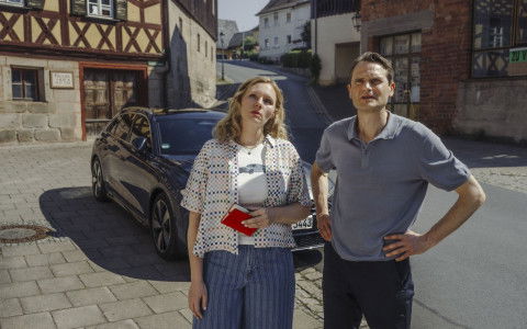 Ihr erster gemeinsamer Fall führte Emmy Rathgeber (Rosalie Thomass) und Felix Voss (Fabian Hinrichs) nach Oberfranken in den Heimatort des toten Elias Schaller.