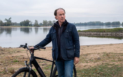 Der von Hamburg ins Wendland strafversetzte Kommissar Stiller (Ulrich Noethen) bevorzugt das Fahrrad, um von Ort zu Ort zu kommen.