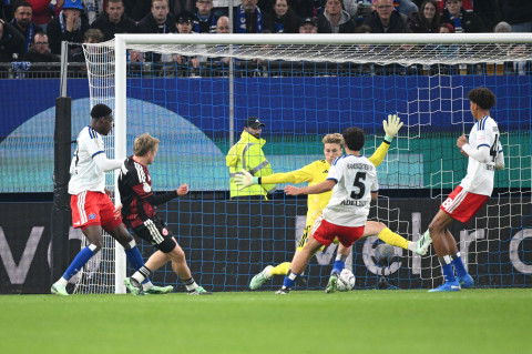 Beim DFB-Pokal-Spiel zwischen dem Hamburger SV und Eintracht Frankfurt fiel ein riesiges Banner auf.