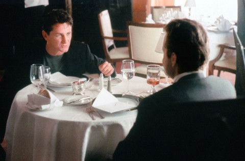 Conrad Van Orton (Sean Penn, links) hat seinem Bruder Nicholas (Michael Douglas) ein gefährliches Spiel geschenkt, bei dem bald die Grenzen zwischen Wahrheit und Fiktion verwischen. 