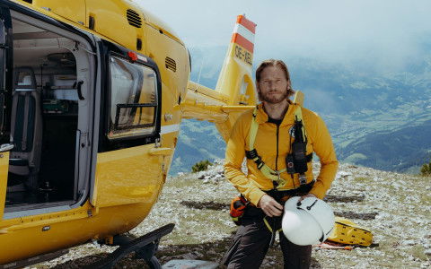 In den neuen Folgen der ZDF-Serie "Die Bergretter" spielt Sebastian Ströbel wieder die Hauptrolle des Markus Kofler.
