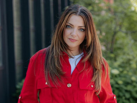 Schauspielerin Anne Menden hat über die digitale Gewalt gesprochen, die ihrer Familie bereits erfahren ist.