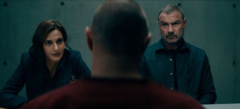 An dem manipulativen Serienkiller Jurek Walter (Stephen Graham) verzweifeln selbst erfahrene Polizisten wie FBI-Agent Quinn (Poorna Jagannathan, links) und Jonah Lynn (Liev Schreiber)